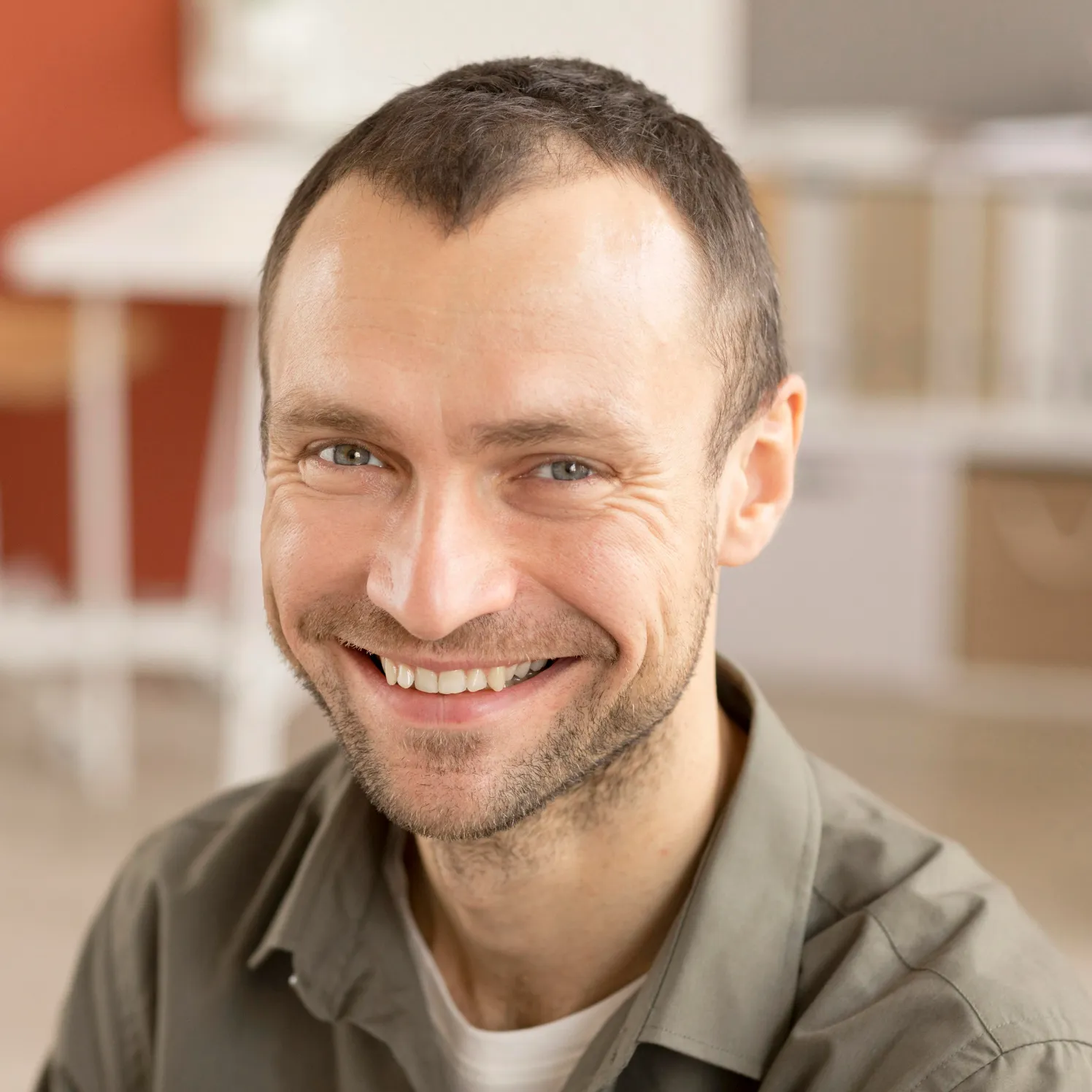 Gesicht eines Fliesenlegers der Aufmass Pro benutzt